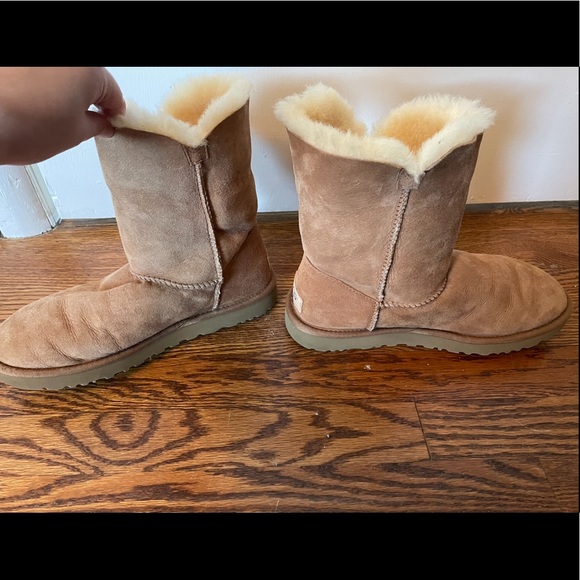 UGG boots; Bailey Button II; size 9; good condition - Picture 4 of 7